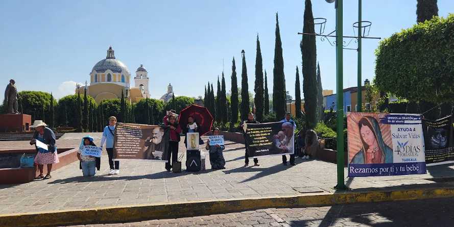 Católicos se arrodillan frente al Congreso de Tlaxcala: “¡No al aborto!”