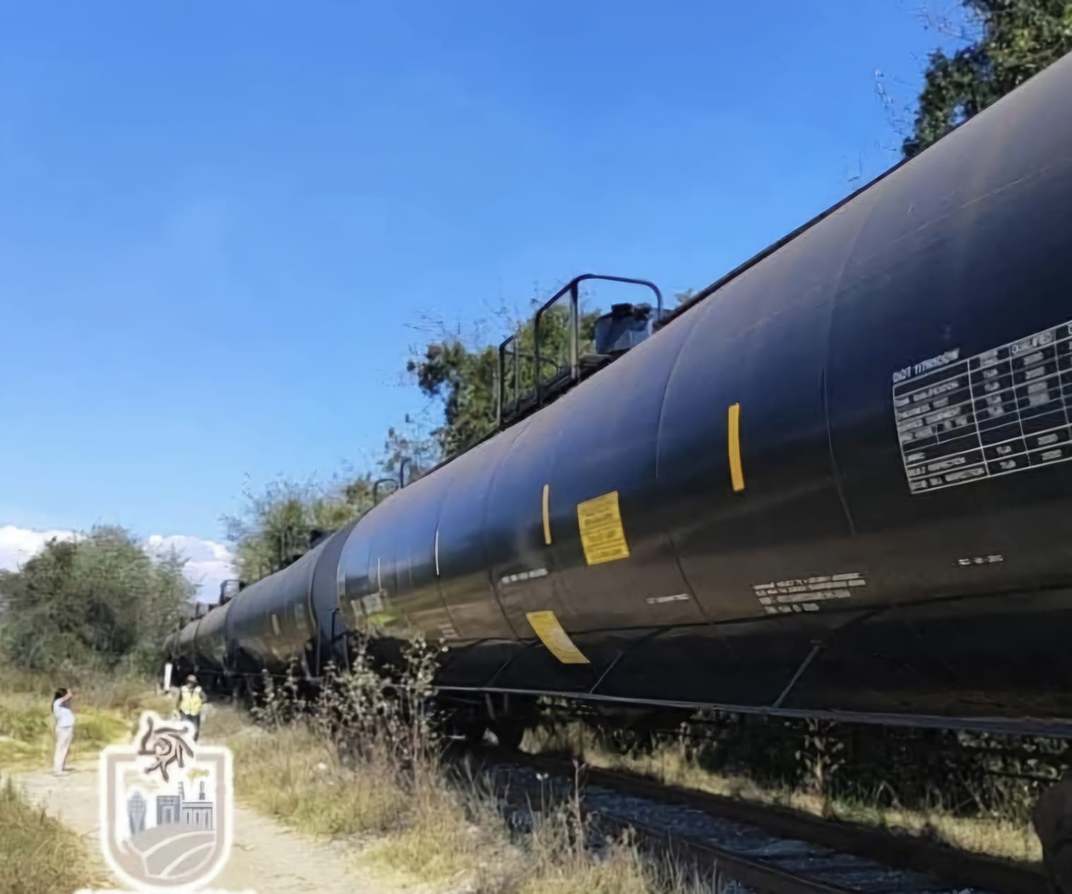 Locomotora de Ferromex queda varada por falla mecánica y provoca cierre total en calle