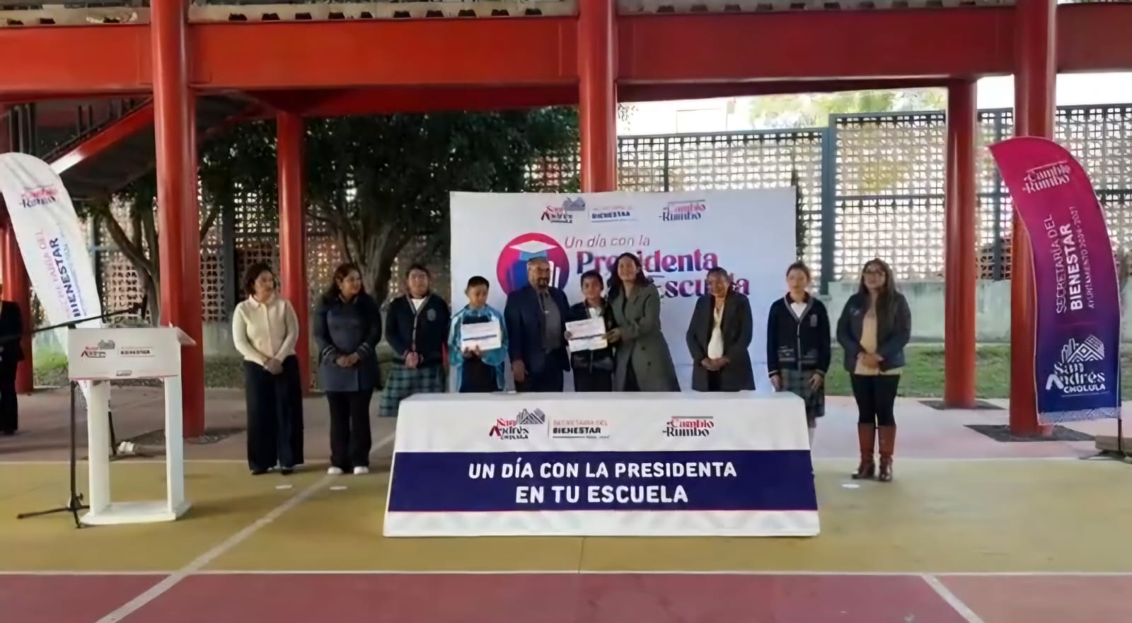Reconoce Guadalupe Cuautle a estudiantes de alto rendimiento en Telesecundaria de  Tonantzintla