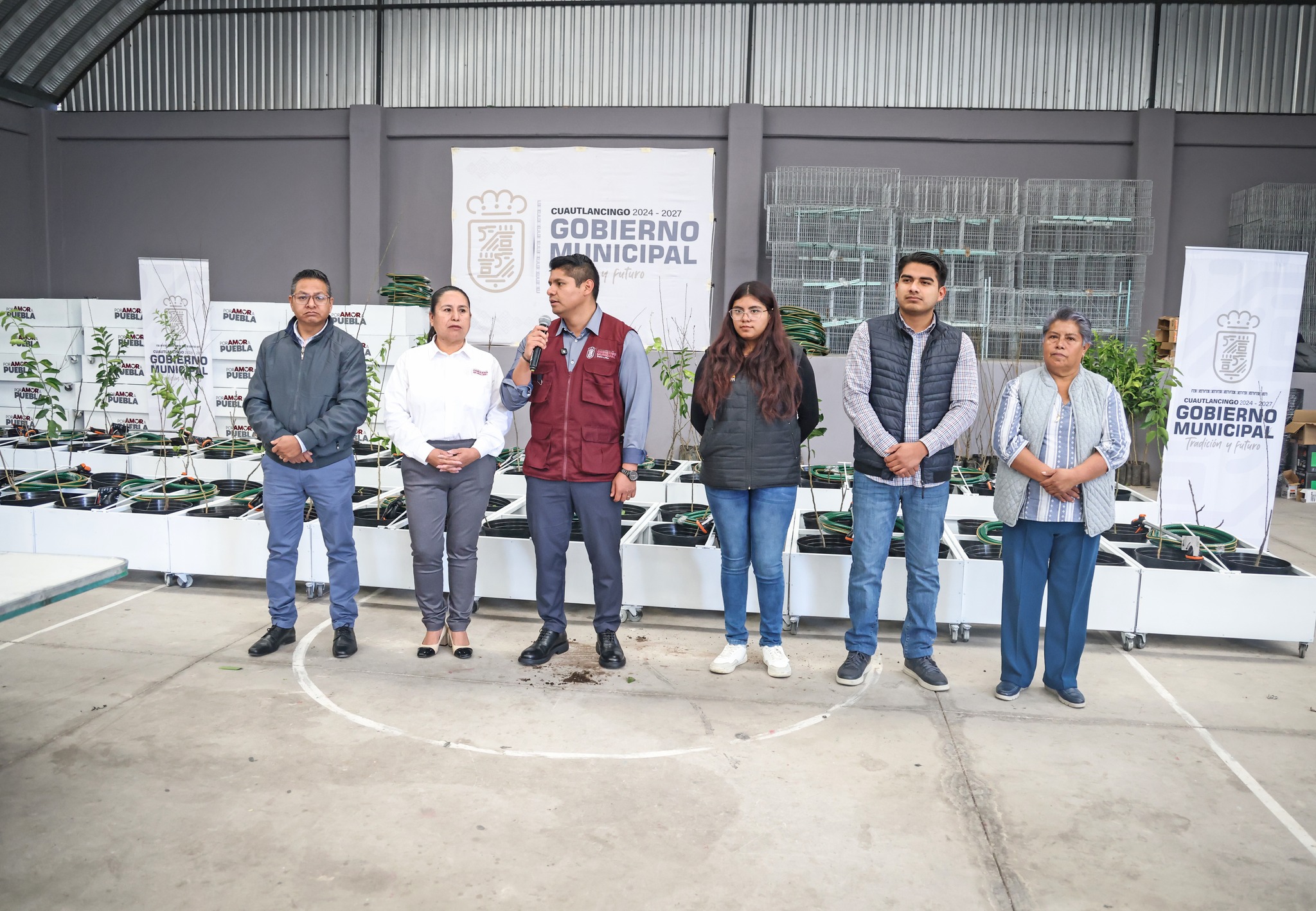 Omar Muñoz impulsa autosuficiencia alimentaria con entrega de huertos y gallineros 