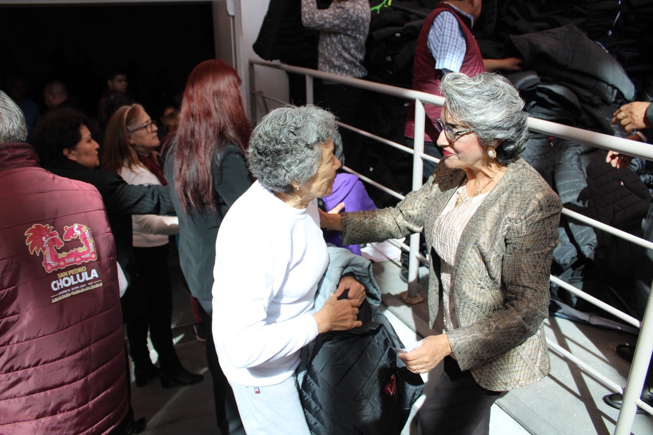 Inicia Gobierno de Cholula entrega de 4 mil 500 chamarras a adultos mayores