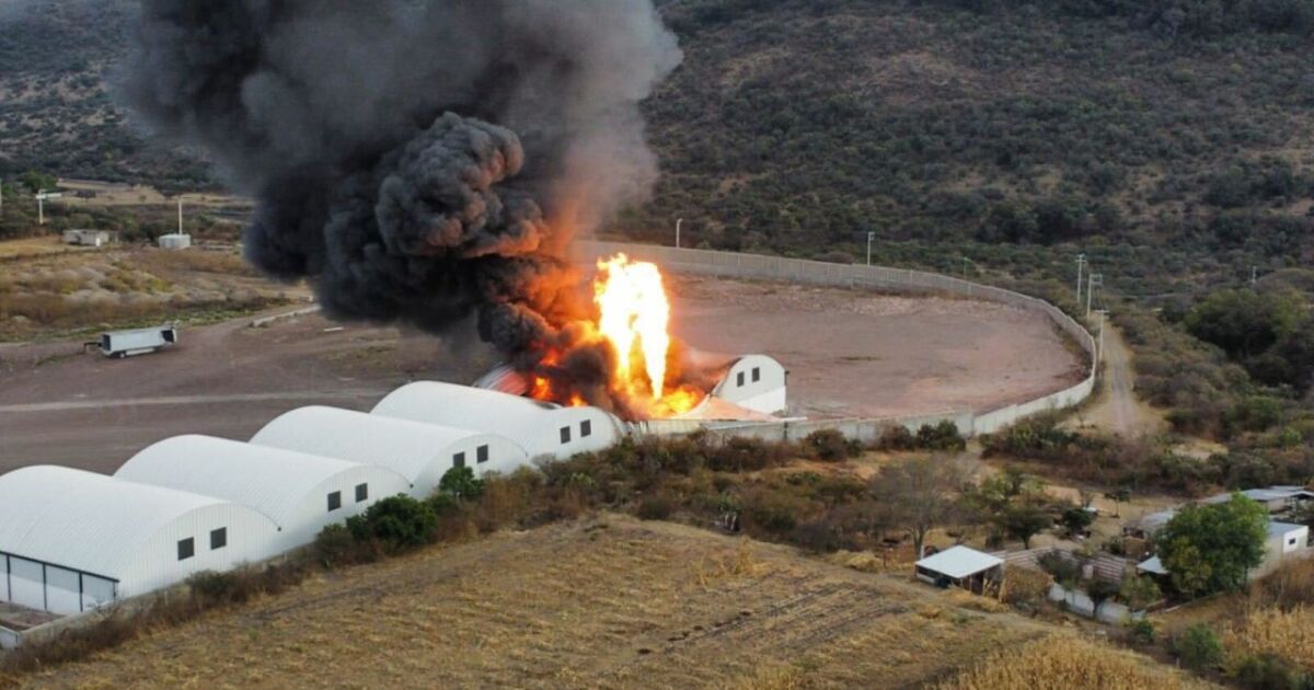 Explosión e incendio en ducto de Pemex en Tepeji del Río afecta tránsito en la México-Querétaro