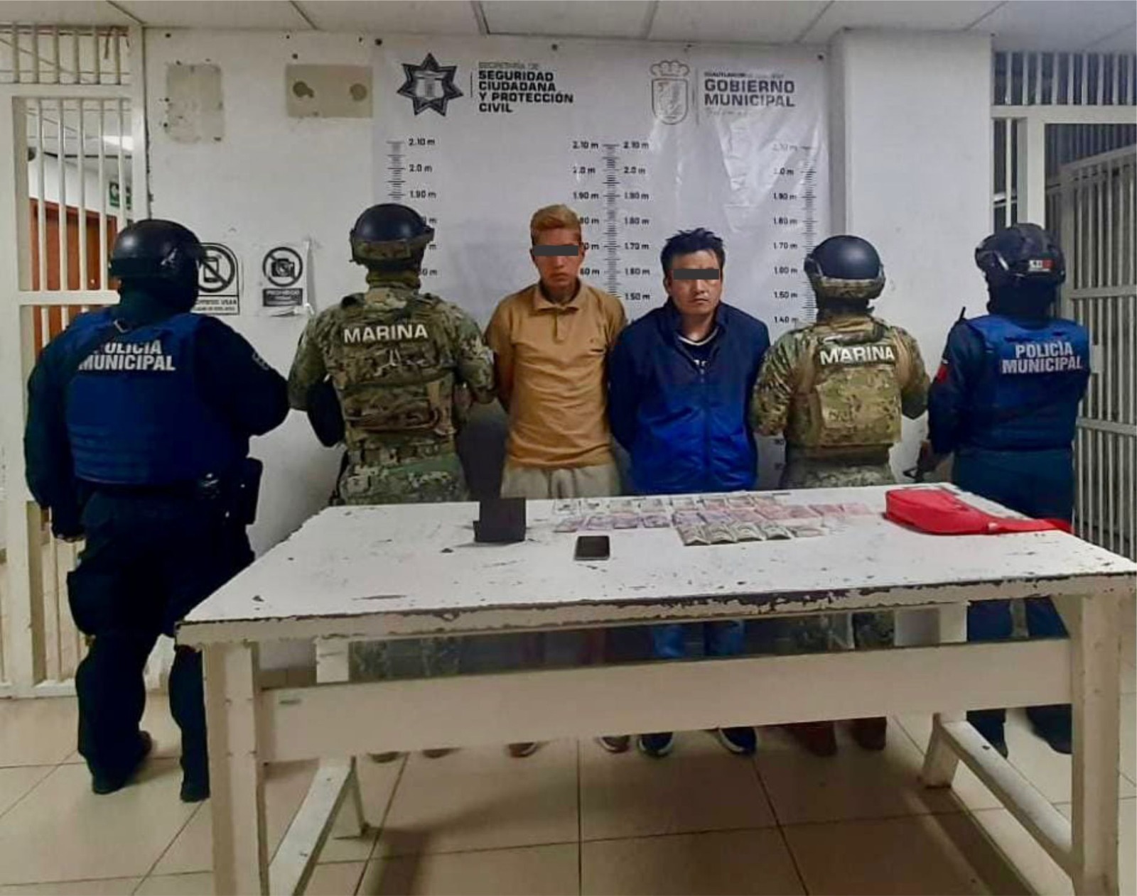 Cuautlancingo, Pue.- La Secretaría de Seguridad Ciudadana y Protección Civil de Cuautlancingo, realizó la detención de Manuel “N” de 36 años y Erik “N” de 25, por los presuntos delitos de detentación de vehículo con reporte de robo y portación de sustancias similares a la droga conocida como cristal.  Mediante labores de monitoreo, se detectó una unidad tipo Chevrolet Aveo color blanco con pre reporte de robo en la calle Los Pinos esquina con Álamos de la junta auxiliar de Sanctorum, acudiendo los elementos de policía y Marina al lugar para realizar la inspección correspondiente. Al arribar, el copiloto intentó darse a la fuga dándosele alcance, siendo detenido al igual que el conductor.  Al copiloto se le aseguró una mochila tipo mariconera color rojo, que portaba sustancias con características similares a la droga conocida como cristal y en su pantalón se le encontró dinero en efectivo en moneda nacional y extranjera.  Los detenidos fueron puestos a disposición de la autoridad correspondiente para determinar su situación legal y el vehículo asegurado en el corralón.