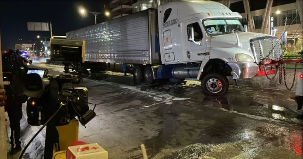 Volcadura de tráiler en México-Toluca genera caos y cierre vial