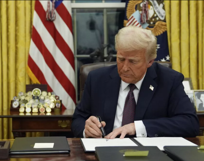 Trump firma orden ejecutiva para limitar ciudadanía por nacimiento en EE.UU.