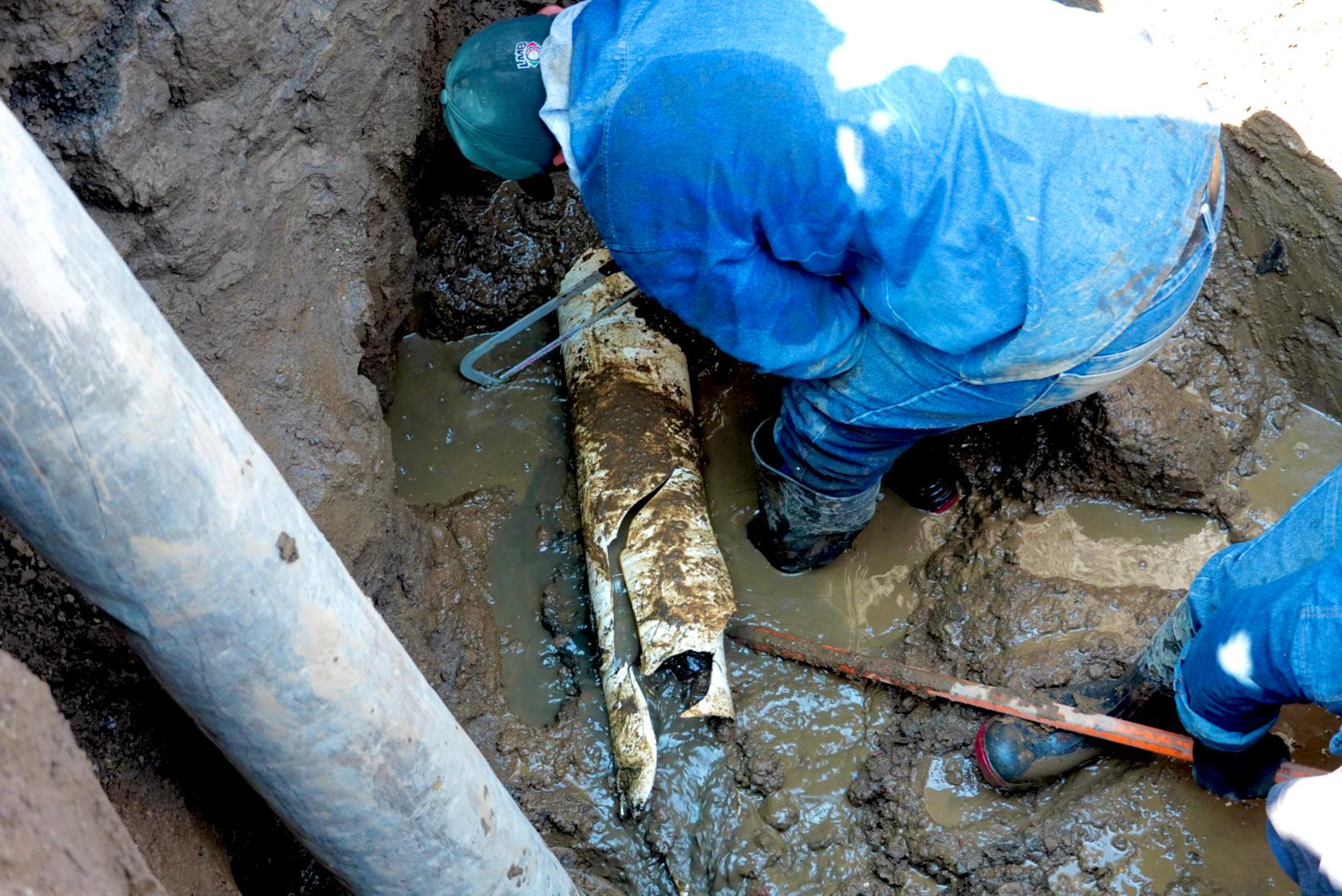 SOSAPACH Repara Fuga de Drenaje sobre Carretera Paso de Cortés