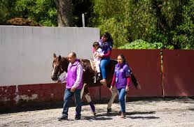 Zacualpan ofrece equinoterapia para rehabilitar a niños con problemas motrices