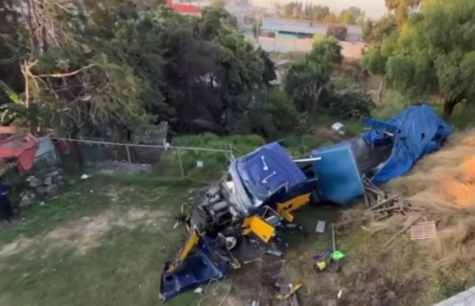 Trailer cae al vacío en México-Puebla: milagro sin heridos, conductor huye