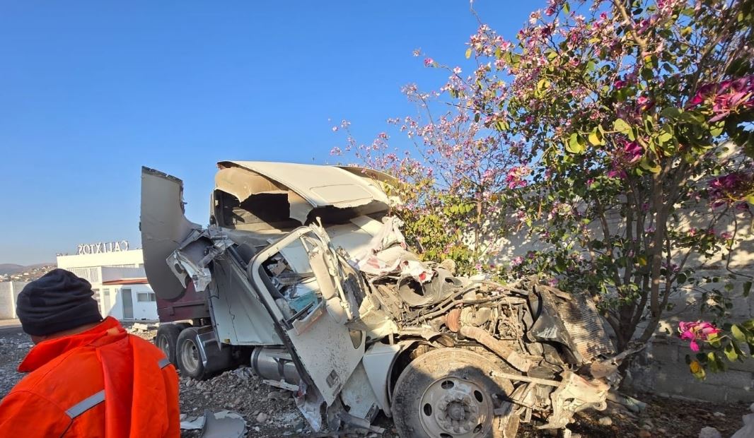 Tráiler impacta restaurante en Atlixcáyotl: conductor dormido huye