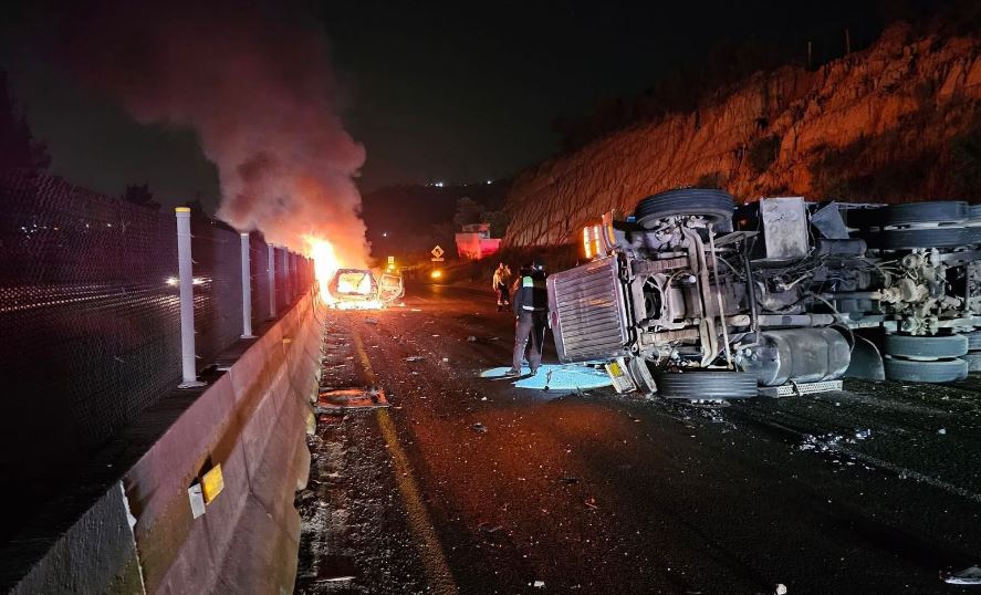 Tragedia en Chamapa-Lechería: tráiler volcado deja un muerto calcinado