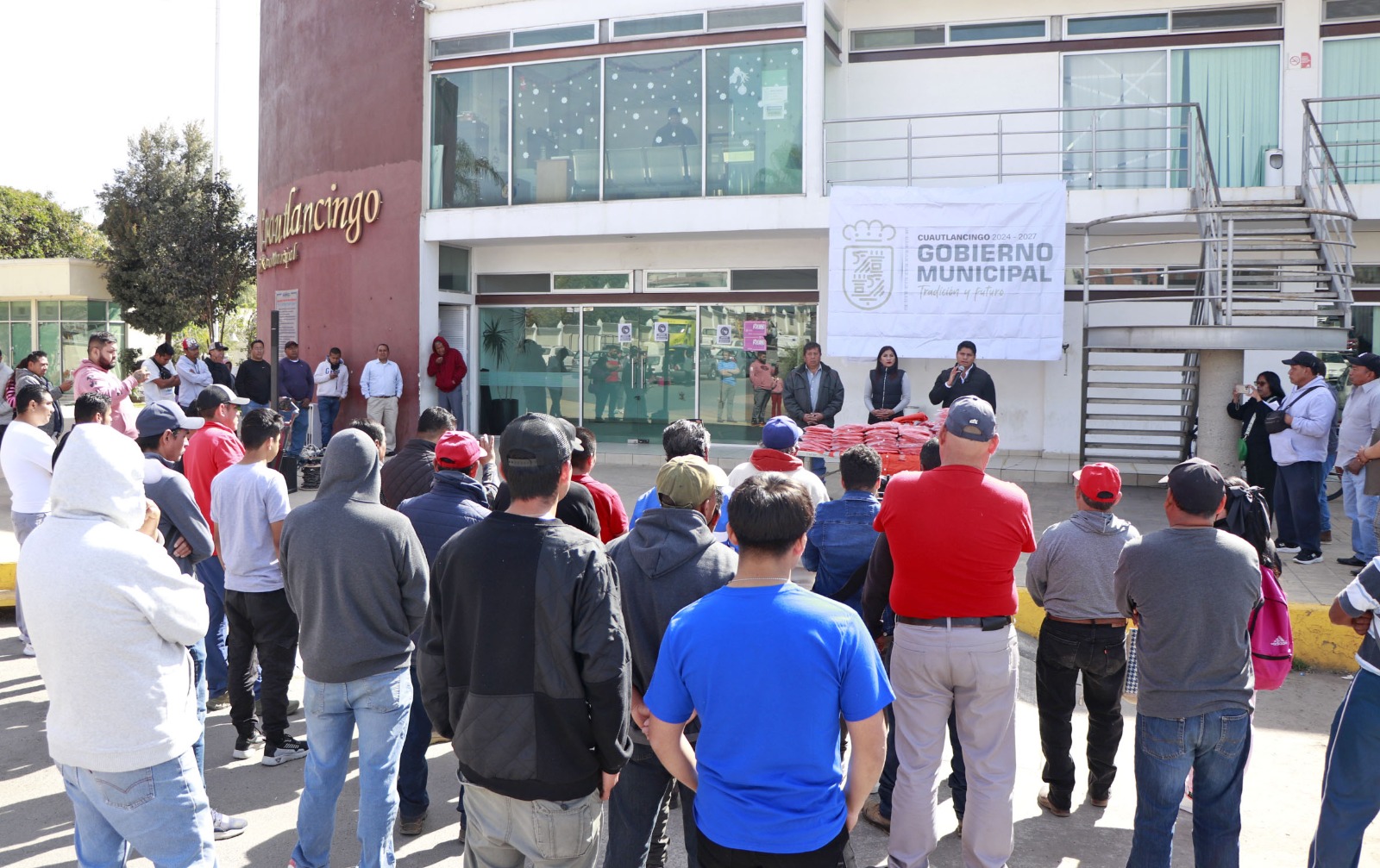 Entrega Omar Muñoz uniformes a personal de parques y jardines 