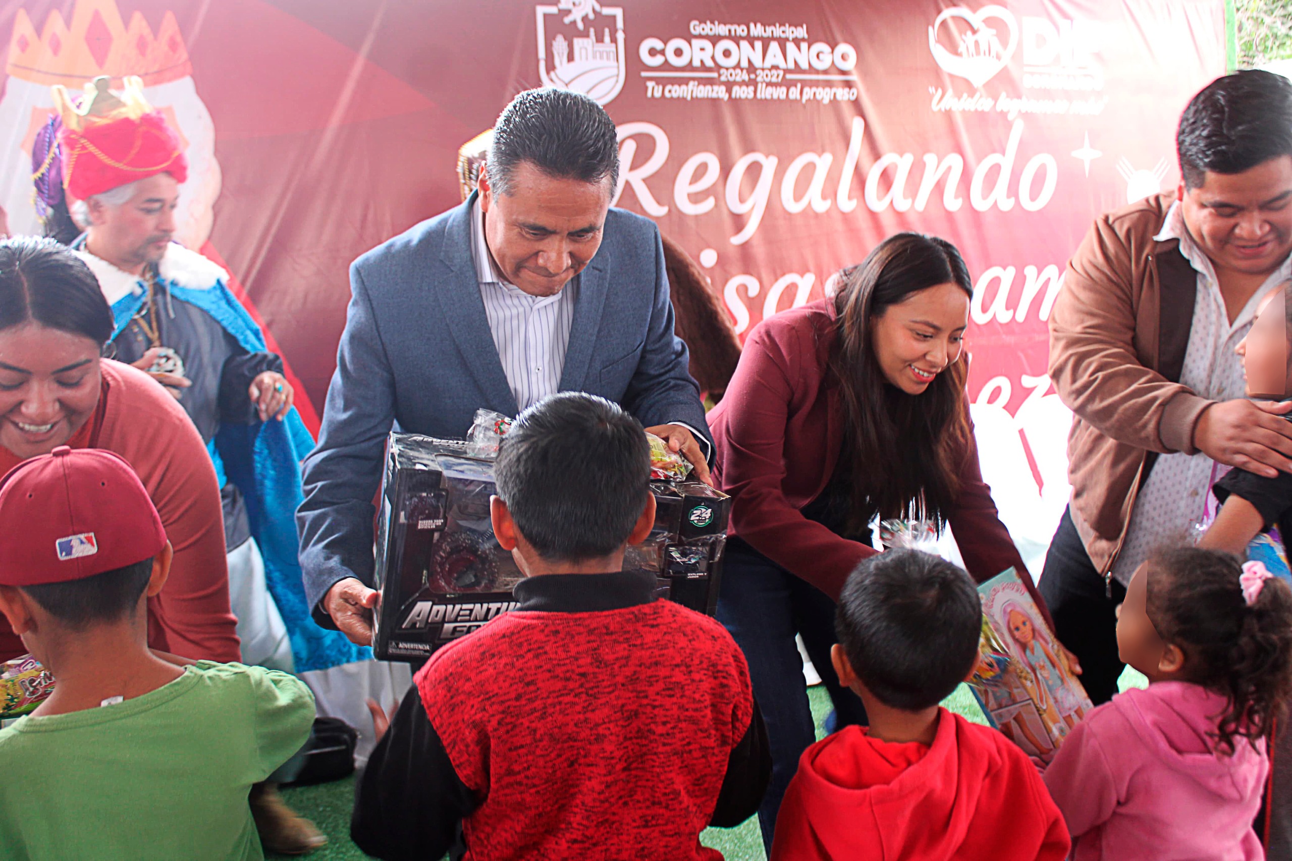 Celebró Armando Aguirre y Los Reyes Magos a las niñas y niños de Coronango
