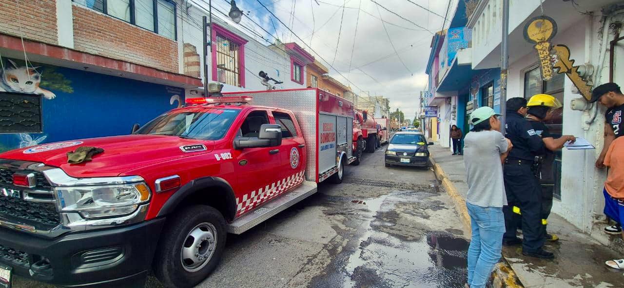 Bomberos sofocan incendio en casa habitación en San Andrés Cholula