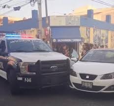 Choque entre patrulla y vehículo en San Pablo del Monte
