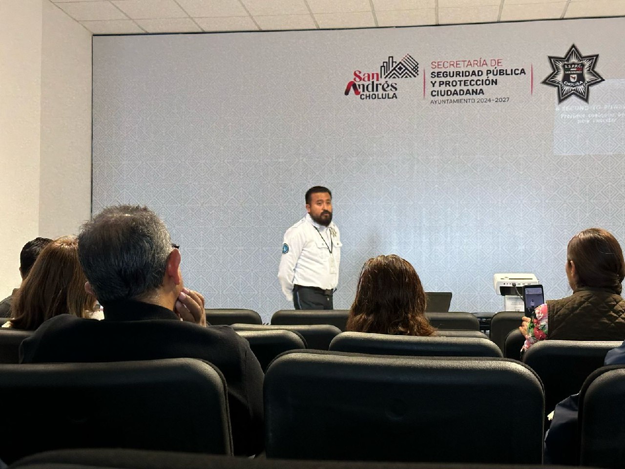 Comerciantes de San Andrés Cholula reciben pláticas preventivas sobre delitos como el fraude y la extorsión
