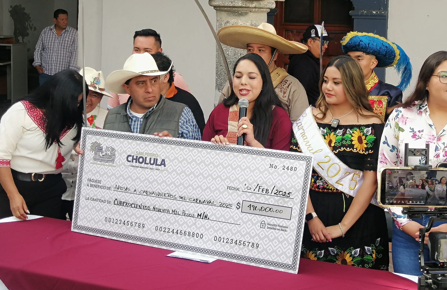 Pega de bando por Tonantzin Fernández es acompañado con apoyo a batallones