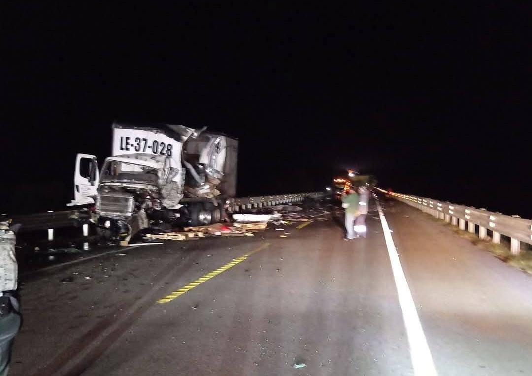 Choque frontal entre dos tráileres en la Amozoc-Perote deja un muerto y cierra la vialidad por varias horas