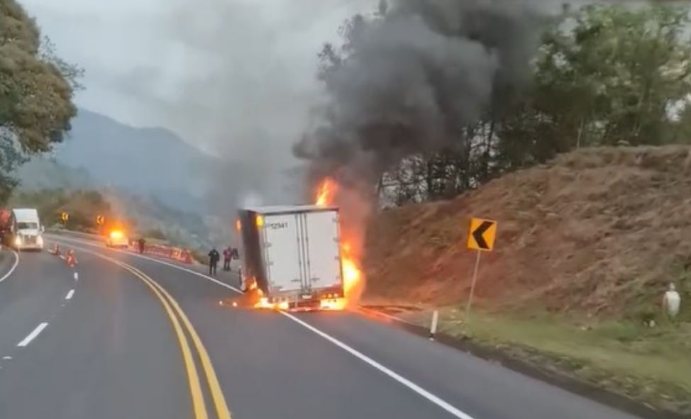 Incendio en camión de carga causa alerta en la México-Tuxpan