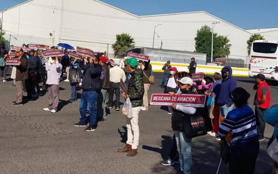 Vecinos bloquean la México-Querétaro contra cambios en Tultitlán