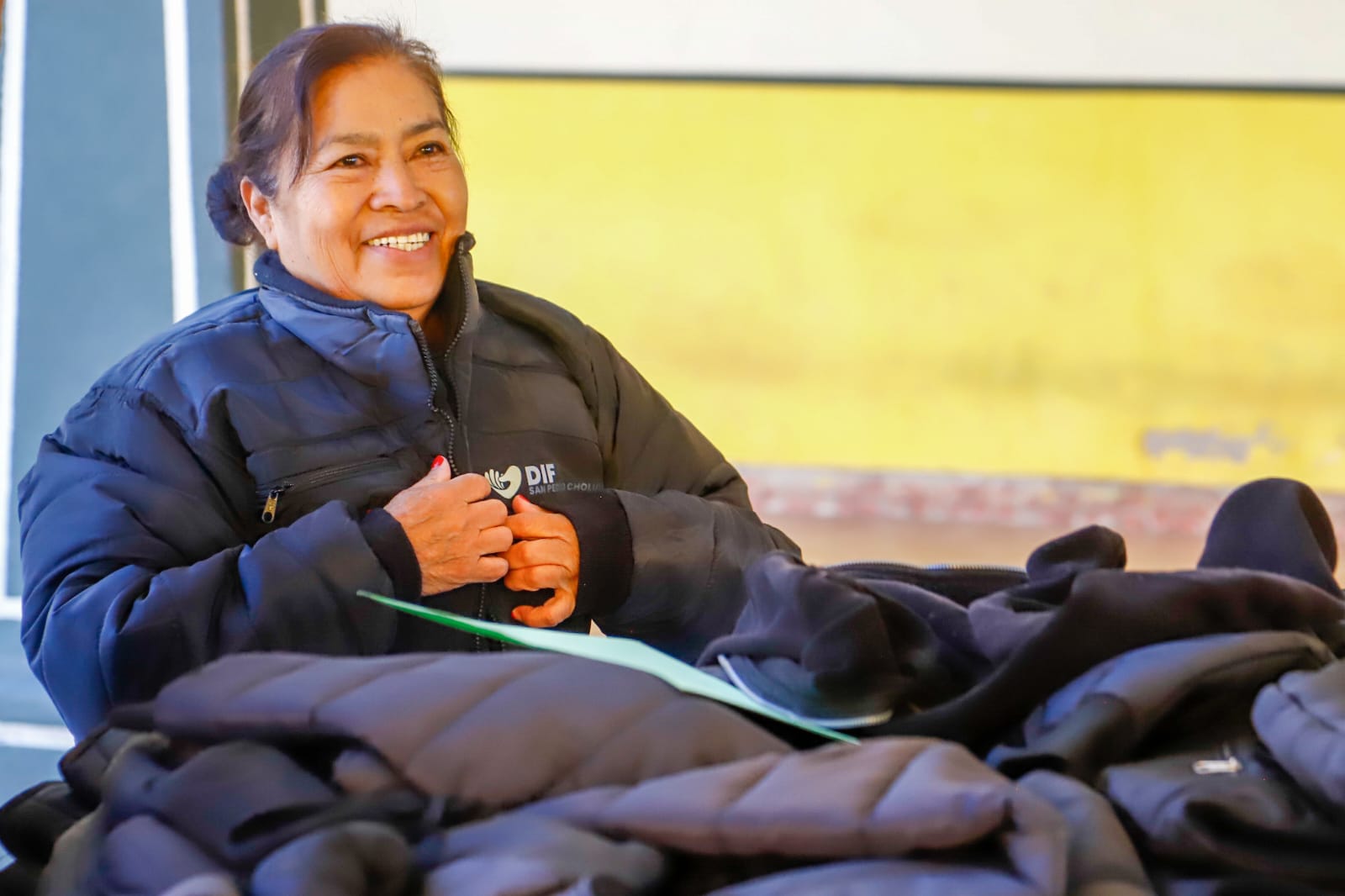 Abrigando Cholula el programa de bienestar que entrega 4,500 chamarras por todo San Pedro