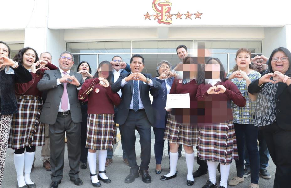 Jóvenes de Puebla donan ropa invernal a casas hogar del SEDIF