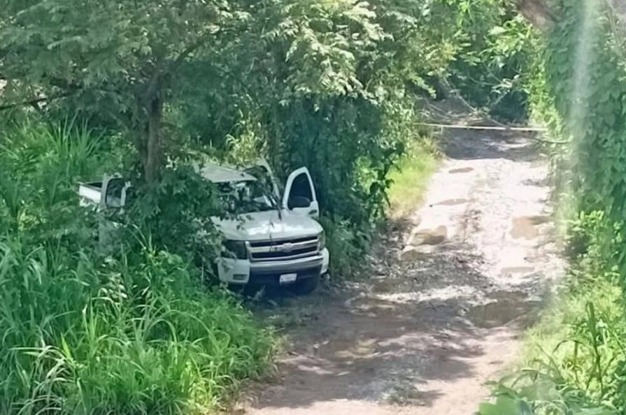 Encuentran camioneta con arsenal en Xicotepec, Puebla