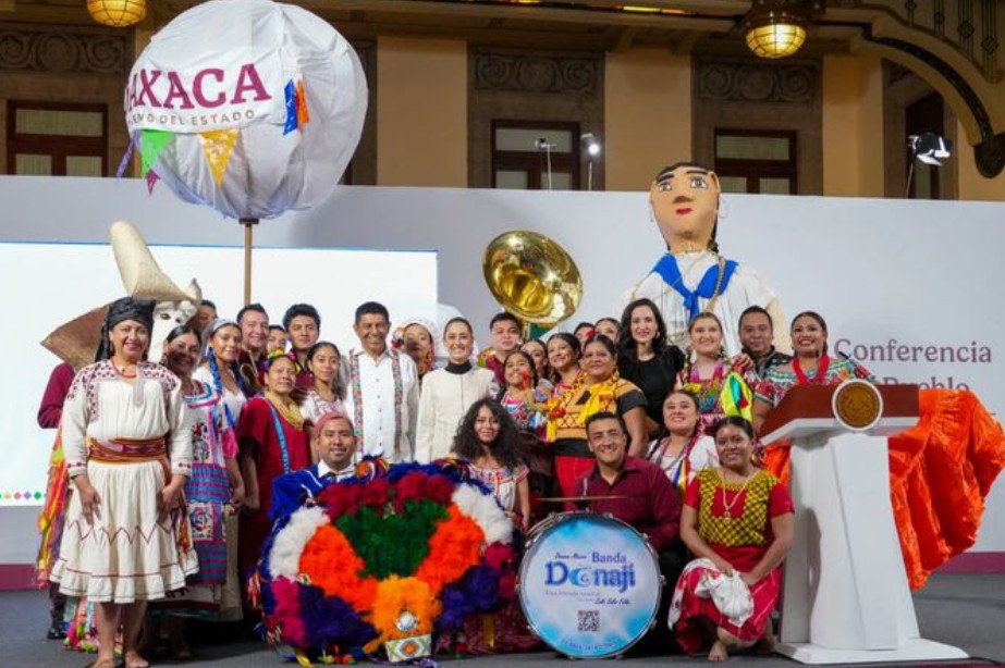 Guelaguetza 2025 llega a “La Mañanera” e invita a todo México