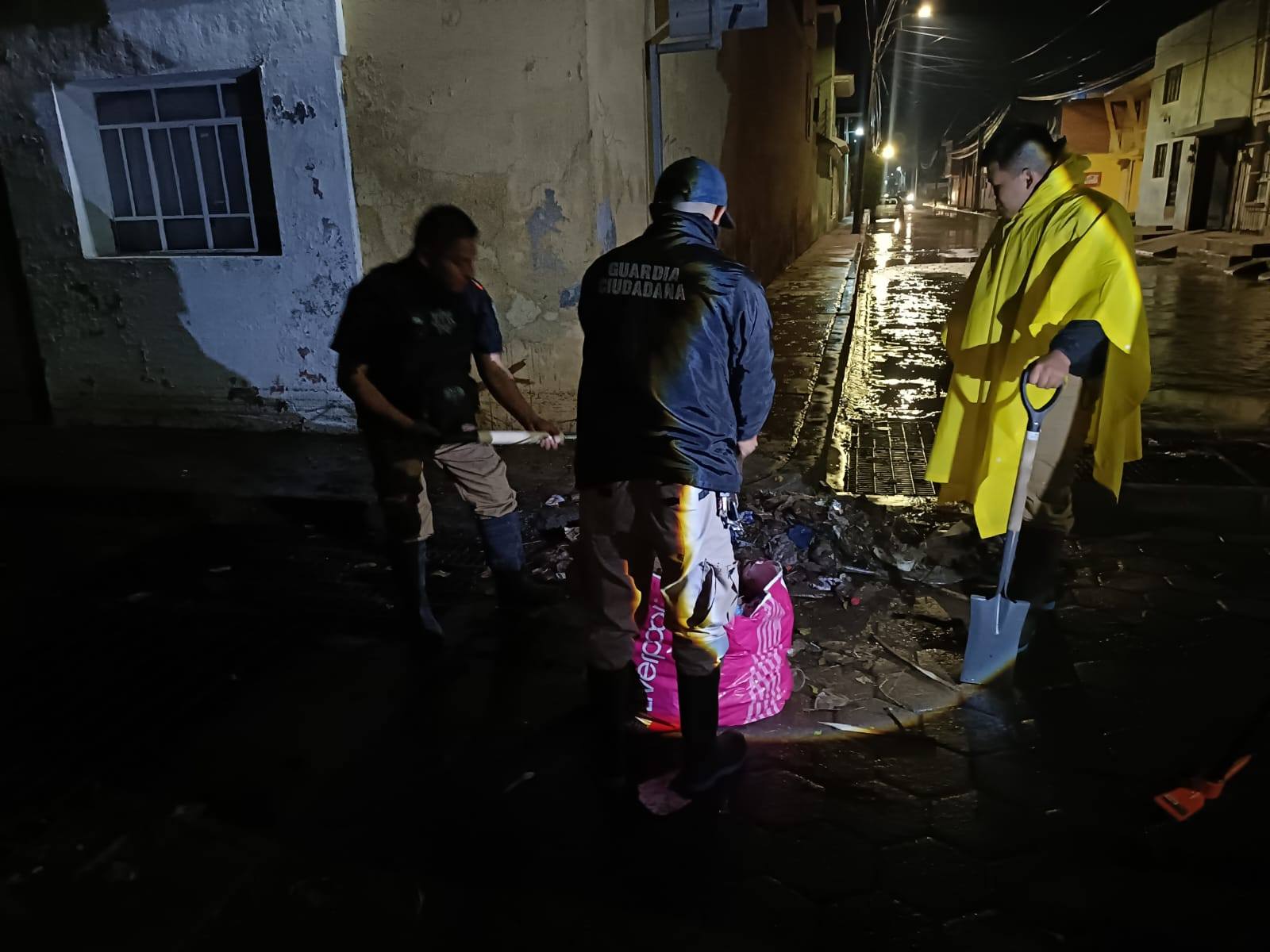 Guardias Ciudadanos tras lluvia retiran más de 20 kg de basura en coladeras cholultecas