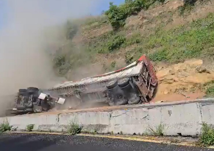 Tráiler vuelca en la autopista Puebla–Atlixco