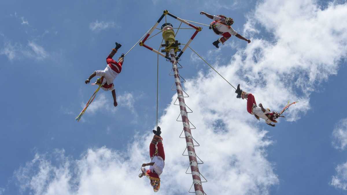Suspenden Voladores de Papantla tras caída; revisan estructuras