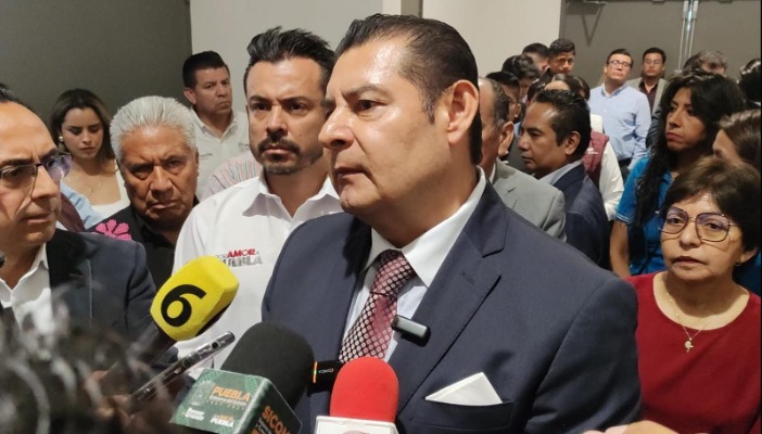 Alejandro Armenta a favor de tren ligero en Puebla