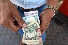 Comparador revela qué banco da más por tus remesas a México