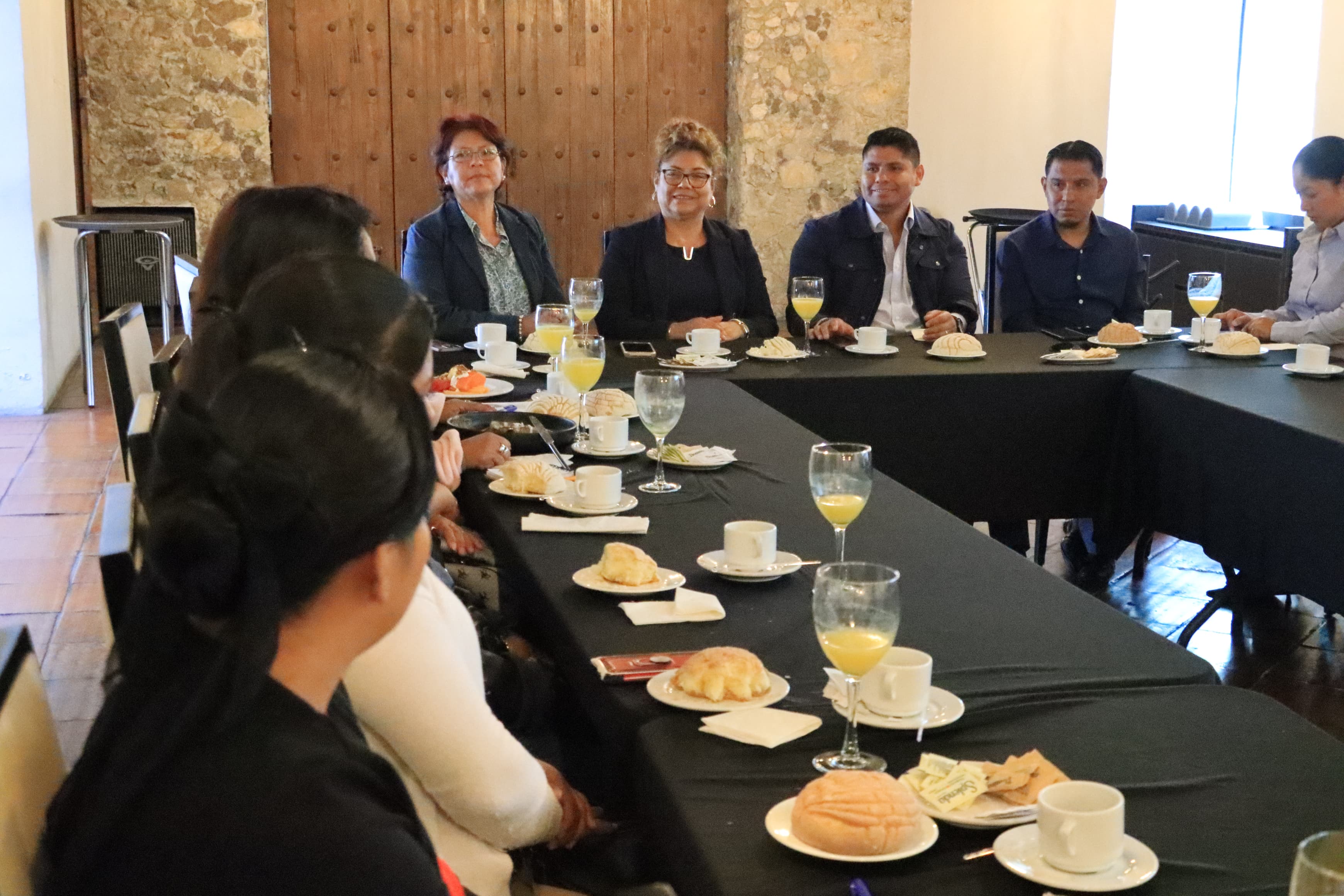 Omar Muñoz y Tere Alfaro se reúnen con directoras de los 12 CAIC de Cuautlancingo 