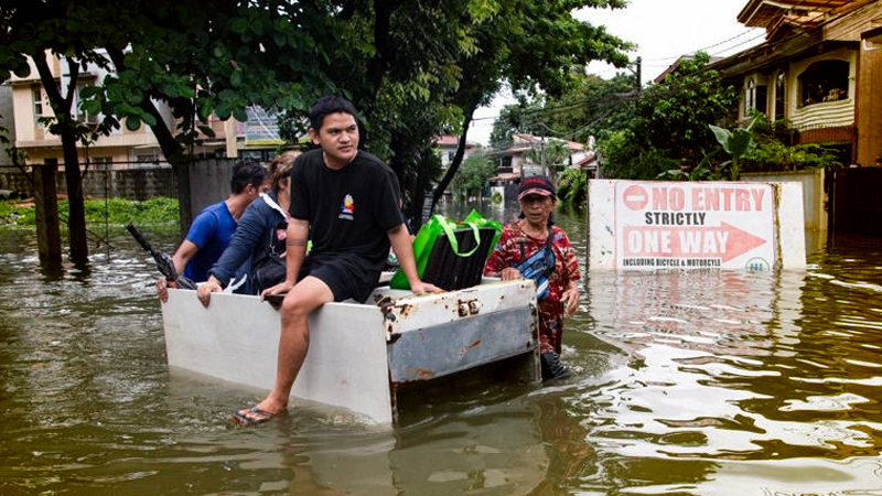 Inundaciones en Manila obligan a evacuar a miles tras lluvias extremas