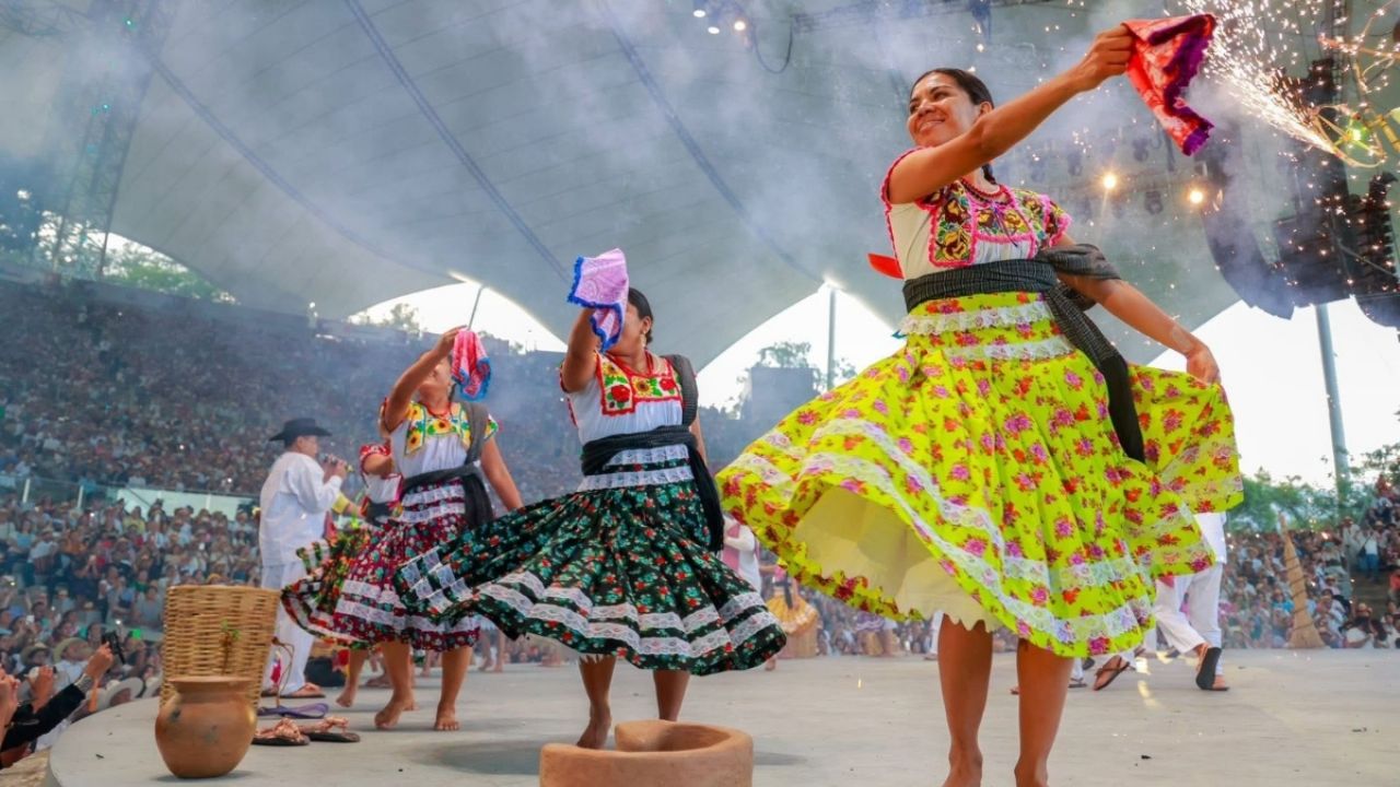 Guelaguetza 2025 une a más de 11 mil personas en Oaxaca con su cultura