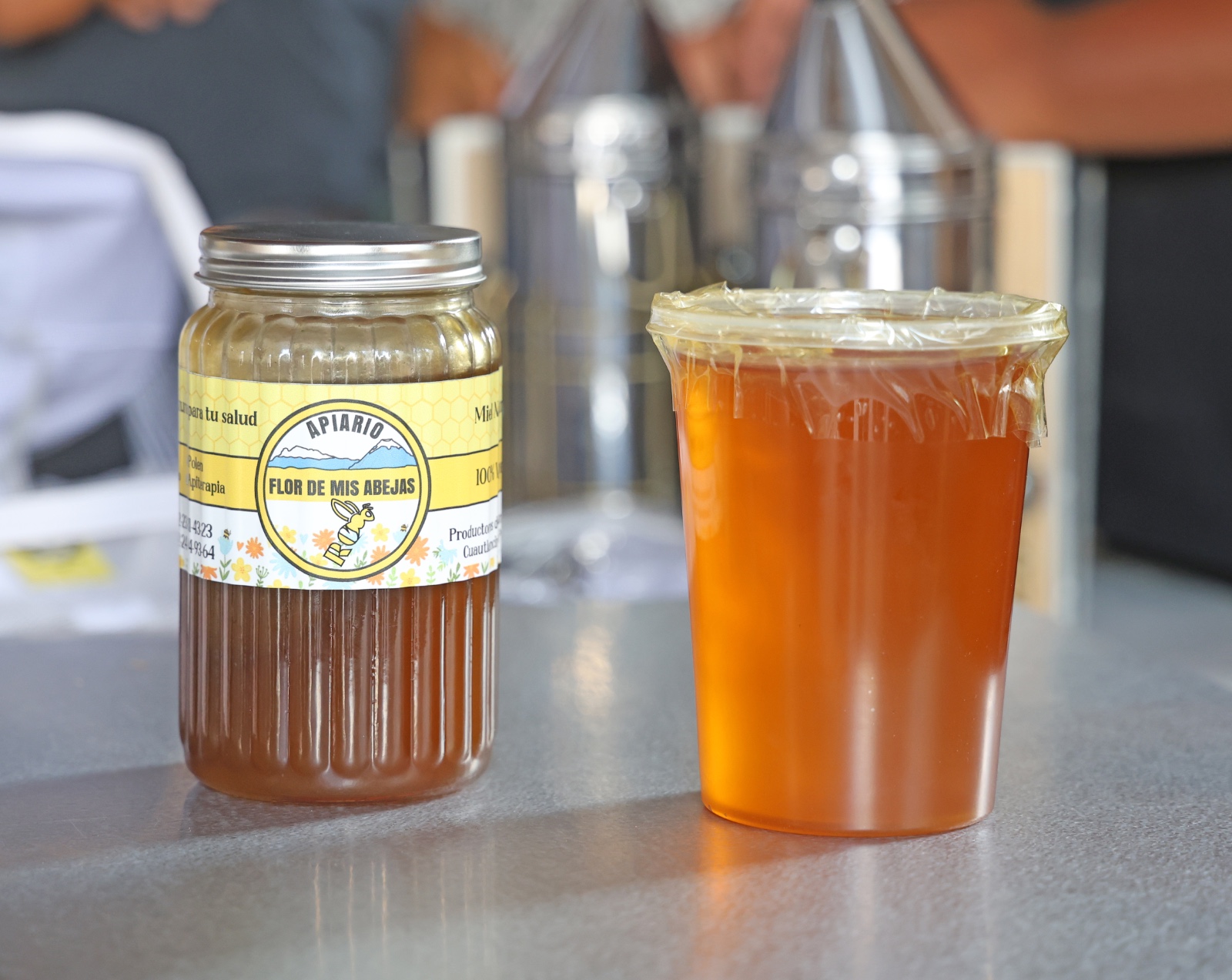 Dona Omar Muñoz mitad de su sueldo a apicultores de Cuautlancingo 