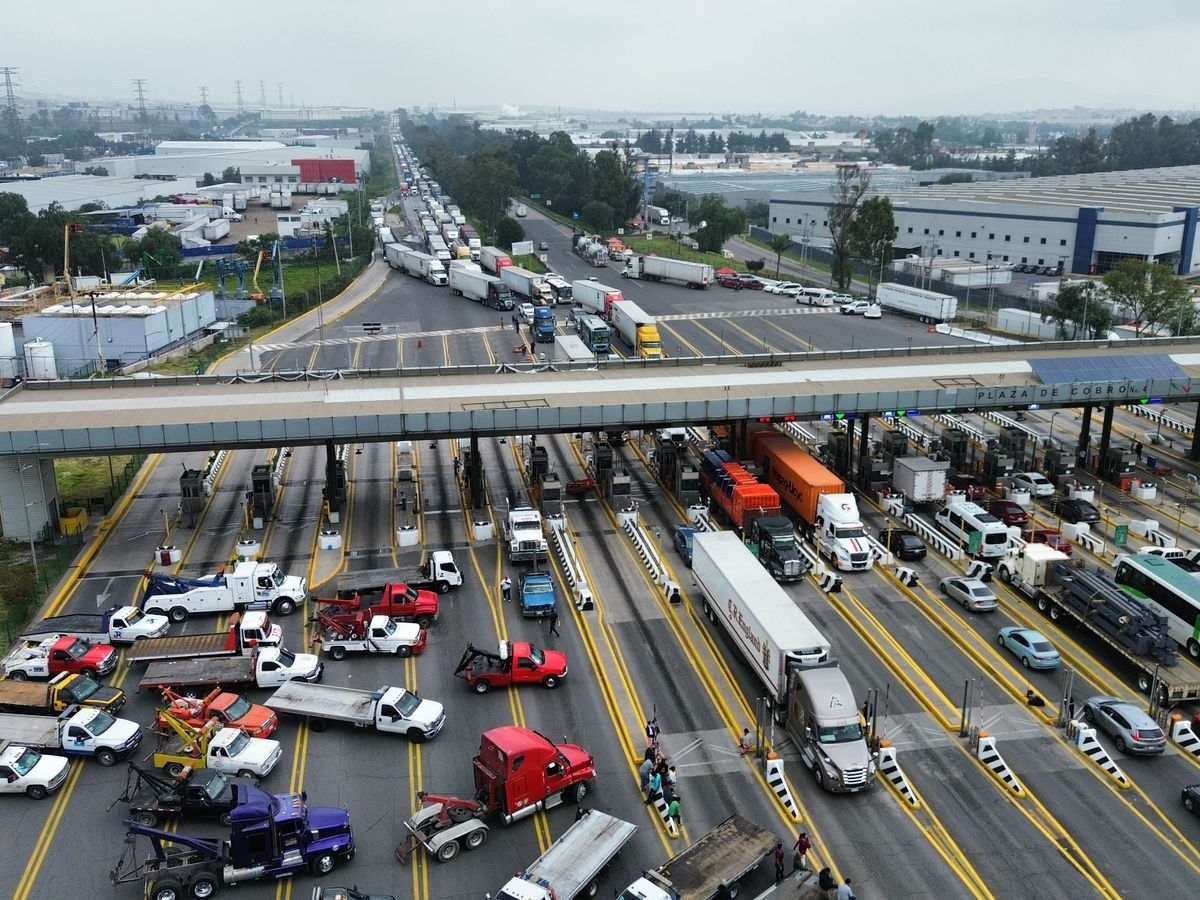 Transportistas bloquean accesos a CDMX; exigen aparición de su líder