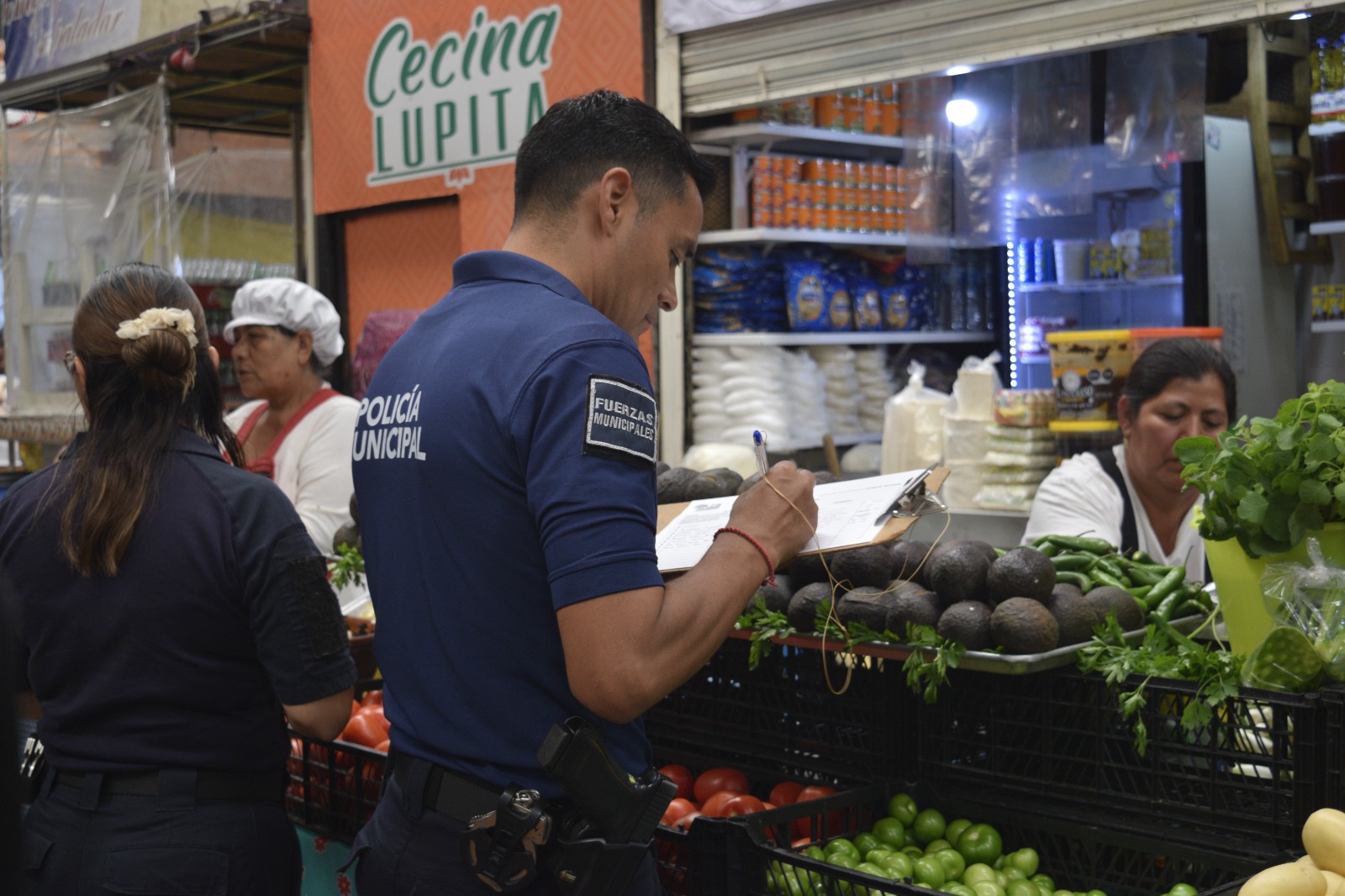 Policía de San Pedro Cholula suma a más comerciantes al comité de seguridad del Tianguis de Xixitla