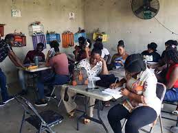 Migrantes haitianos enseñan español para quedarse y trabajar en México