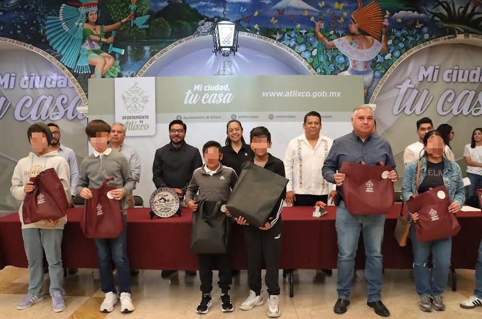 Impulsan el deporte en Atlixco con entrega de uniformes a equipo de natación