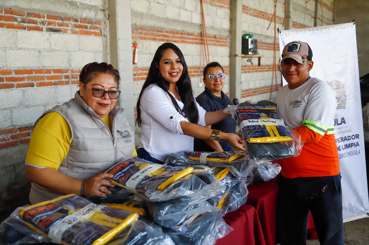 Reafirma Tonantzin Fernández compromiso con personal de Limpia: entregan kits de protección impermeable
