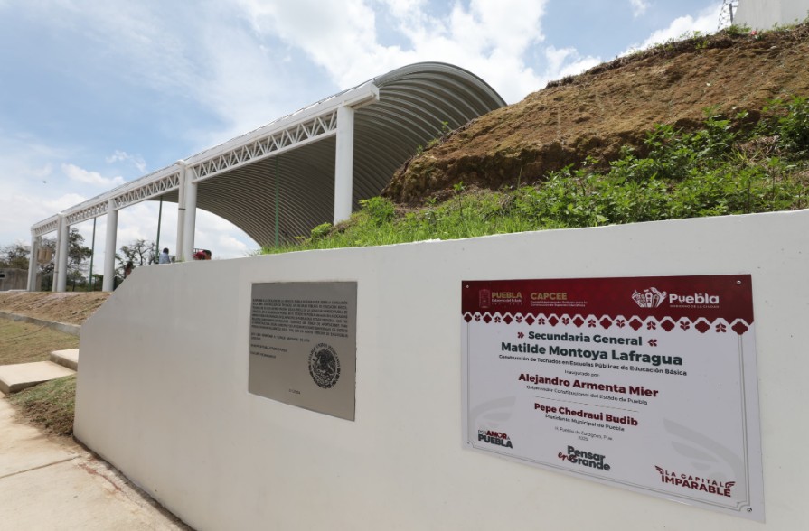 Entregan techado escolar con captación pluvial en secundaria de Puebla