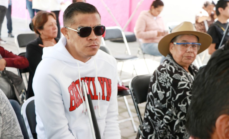 Gobierno municipal impulsa inclusión con entrega de bastones guía