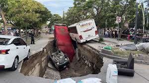 Socavón en Guadalajara se traga 3 vehículos y deja 4 heridos