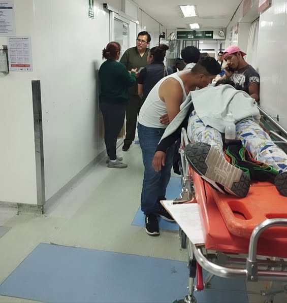 Mujer resulta lesionada tras accidente en motocicleta; no portaba casco