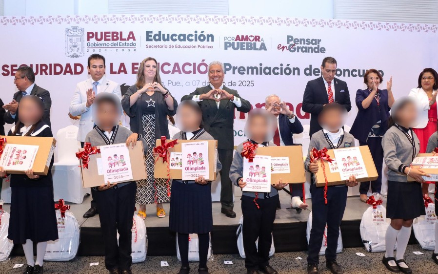 49 estudiantes poblanos reciben beca por destacar en la Olimpiada del Conocimiento