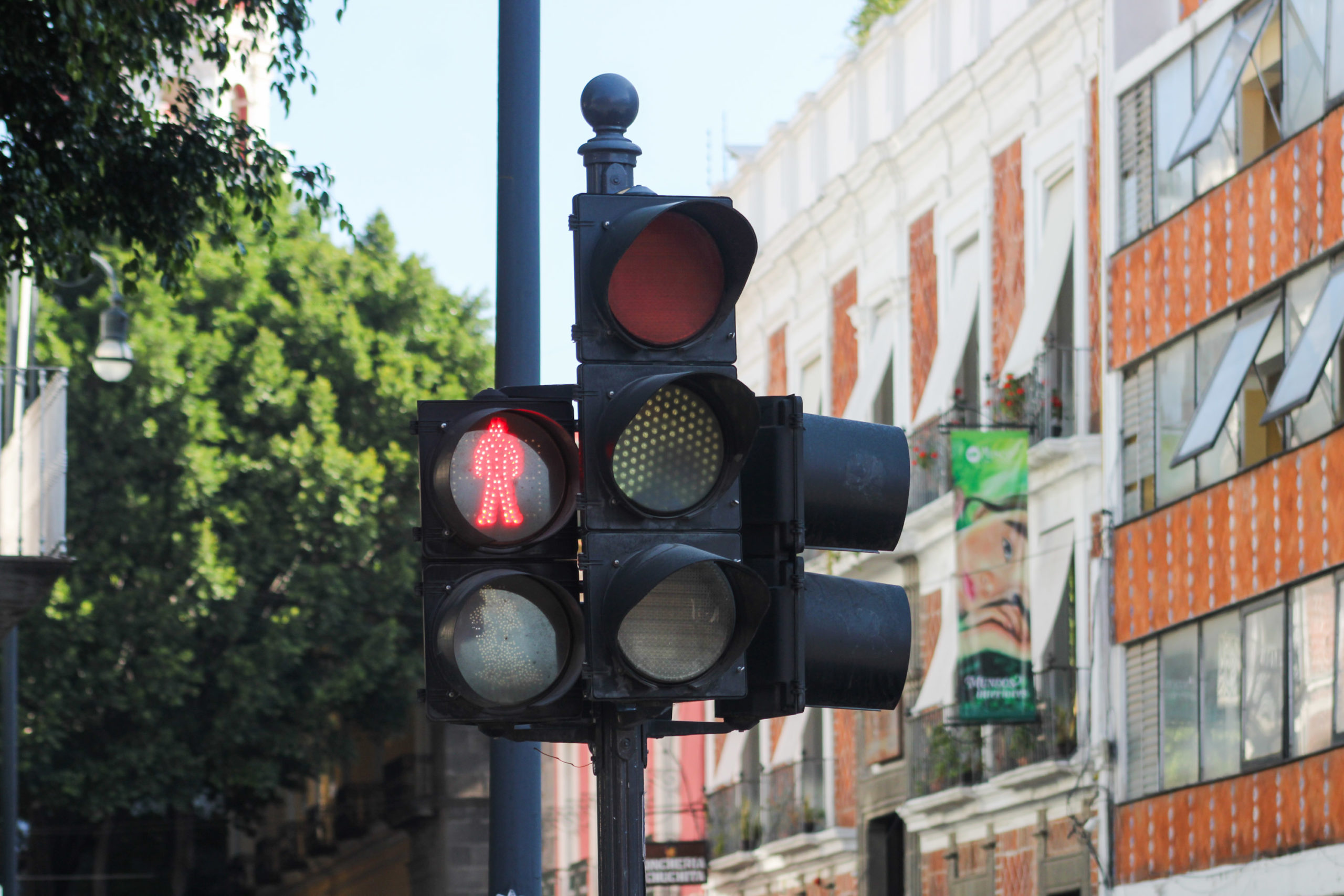 Puebla moderniza semáforos y luminarias con tecnología digital
