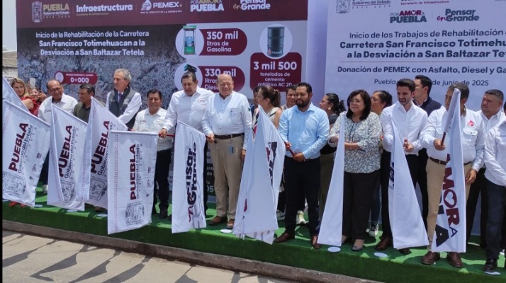 Gobierno planea pavimentar y tapar baches en Puebla capital con material donado por Pemex