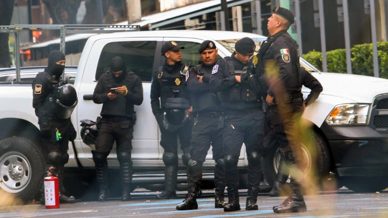 Detienen a presunto feminicida armado tras hallazgo en hotel de CDMX