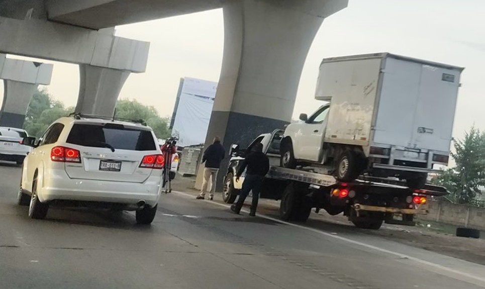 Aseguran camioneta robada en la autopista México-Puebla